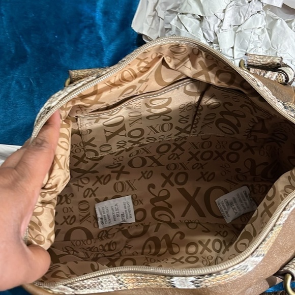 XOXO shoulder handbag tik tak vinyl color tan. Small scratch on the back. - Picture 9 of 13